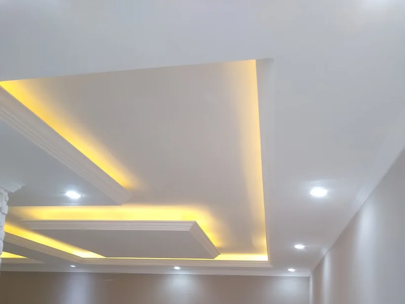 Forro de gesso com iluminação embutida em acabamento residencial