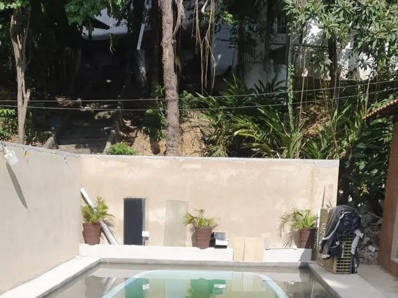 Área externa com piscina e paisagismo em reforma